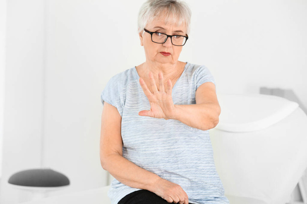 Parkinsonin oireyhtymästä kärsivä vanhempi nainen klinikalla
 - Valokuva, kuva