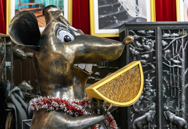 Mausfigur mit einem Stück Käse aus Metall mit Patina. - Foto, Bild