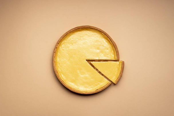 Gâteau au fromage sur fond crème. Pose plate minimale
. - Photo, image