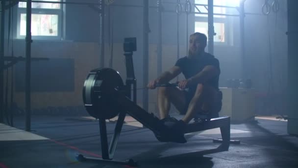 fitness muž atlet trénink veslování stroj cvičení intenzivní vytrvalost cvičení výzva silný sportovec fyzická praxe v tělocvičně zdravý životní styl motivace zblízka ruce. zpomalený pohyb - Záběry, video