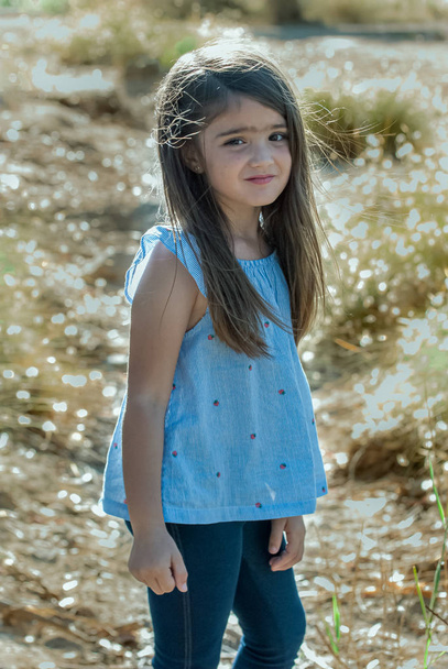 Retrato de niña pequeña con cabello castaño largo
 - Foto, imagen