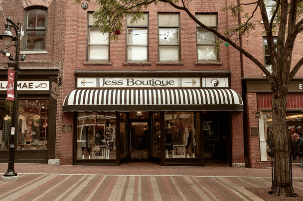 Берлингтон, Вермонт - 29 сентября 2019 года: коммерческие магазины и рестораны вдоль пешеходной торговой улицы Черч-стрит в Берлингтоне, Вермонт
.  - Фото, изображение