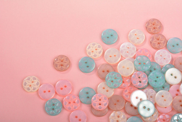 Hromada bonbónů tlačítko pro šití na růžovém pozadí - Fotografie, Obrázek