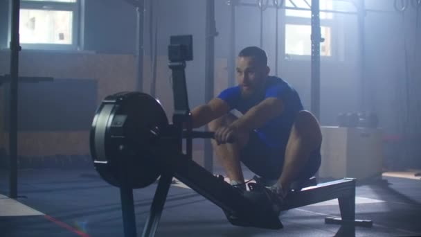 Powolny ruch: fitness człowiek atleta trening wioślarz ćwiczenia intensywny trening wytrzymałościowy wyzwanie silny sportowiec ćwiczenia fizyczne w siłowni zdrowy styl życia motywacja - Materiał filmowy, wideo
