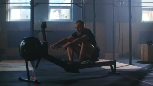 Yavaş çekim: fitness sporcusu kürek çekme makinesi yoğun dayanıklılık egzersizi spor sporcusu sağlıklı yaşam tarzı motivasyonunda güçlü bir fiziksel uygulama - Video, Çekim