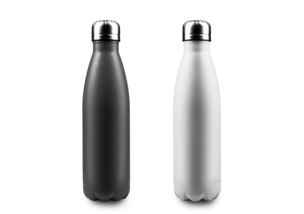 Cierre de dos botellas de agua termal metálica reutilizable, blancas y negras, aisladas sobre fondo blanco. - Foto, Imagen
