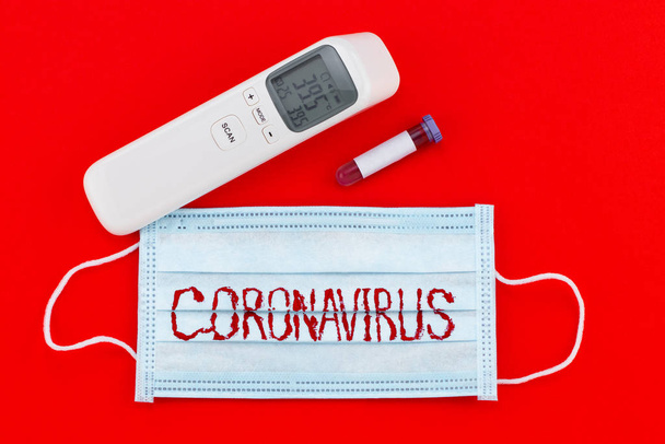 Schutzmaske mit Coronavirus und Reagenzglas mit Blut. wuhan - Foto, Bild