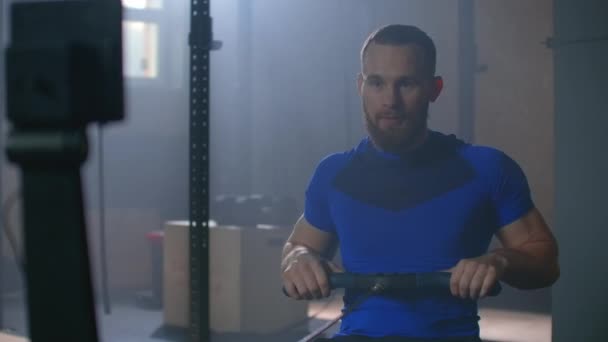 Zpomalený pohyb: fitness muž atlet trénink veslování stroj cvičení intenzivní vytrvalost cvičení výzva silný sportovec fyzická praxe v tělocvičně zdravý životní styl motivace - Záběry, video