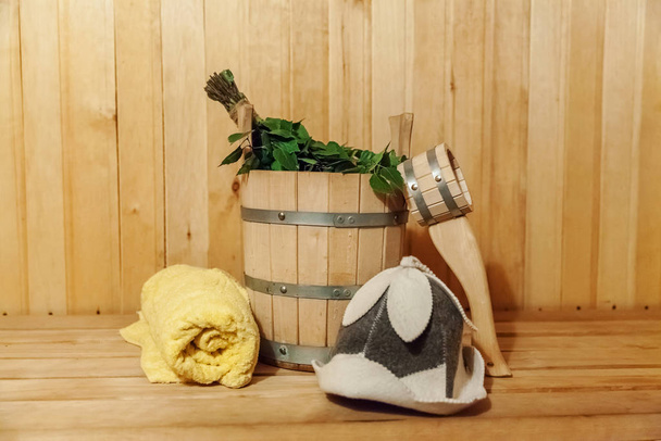 Деталі інтер'єру фінська сауна парова лазня баня з традиційними сауни аксесуари басейн береза мітла совок відчував капелюх рушник - Фото, зображення