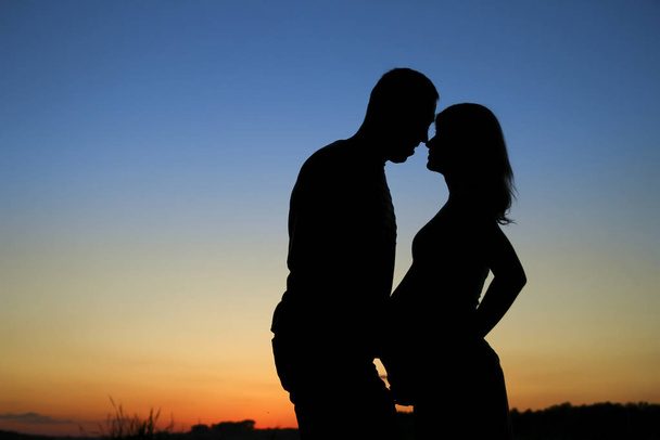 silhouette of a pregnant couple in love - Foto, Imagem