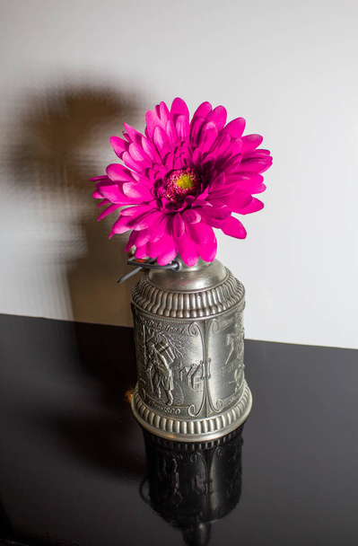 старую жестяную чашку с цветком ткани внутри
 - Фото, изображение