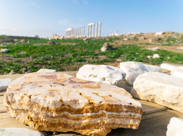 Pezzi di marmo adagiati sulla tavola nel cantiere di Laodicea. Punto di riferimento storico in Turchia.2019.11.28
 - Foto, immagini