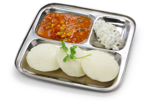 Desayuno del sur de la India en placa de acero inoxidable
 - Foto, Imagen