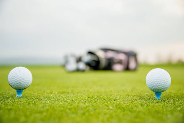гольф оборудование на зеленом поле для гольфа
 - Фото, изображение