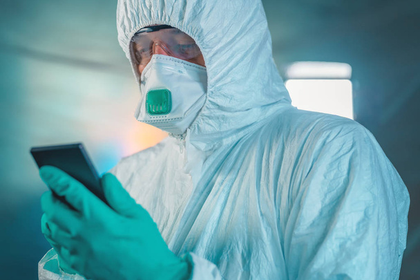 Epidemiologist using smartphone in Wuhan coronavirus quarantine - Photo, image