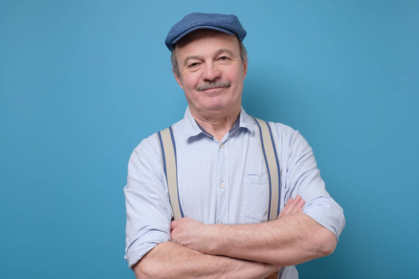 Πορτρέτο του φιλικού αυτοπεποίθηση ανώτερος άνθρωπος στο καπέλο του καλοκαιριού - Φωτογραφία, εικόνα