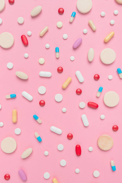 Erilaisia pillereitä ja tabletteja lääke tasainen lay top näkymä
 - Valokuva, kuva