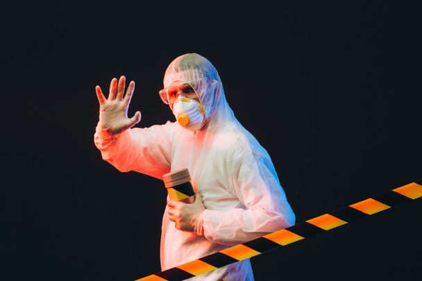 Эпидемиолог жестикулирует Стоп знак в коронавирусном карантине
 - Фото, изображение