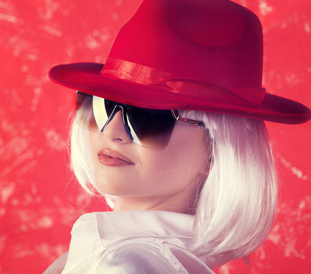 Woman in red hat - 写真・画像