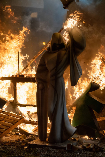Ніч творіння. Кінець бенкету Фелласа, коли всі паперові макети на вулиці згоріли. Список об'єктів Світової спадщини ЮНЕСКО від Unesco. Валенсія (Іспанія) 19 березня 2019. - Фото, зображення