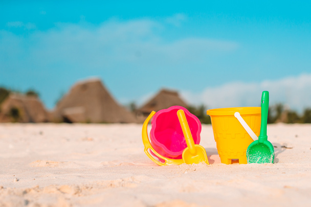 Пляжні дитячі іграшки на білому піщаному пляжі
 - Фото, зображення