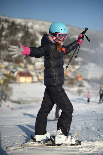 Mädchen auf Skiern genießt das Skigebiet. - Foto, Bild