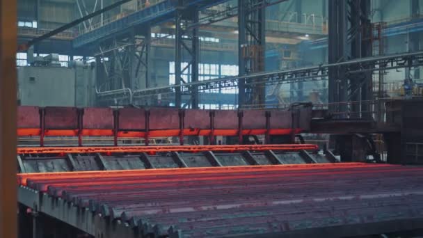 Continu gietmachine maakt stalen knuppels op ijzer fabriek - Video