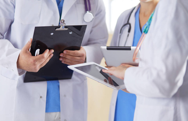 Lékaři používající tablet v nemocnici stojící v kanceláři - Fotografie, Obrázek