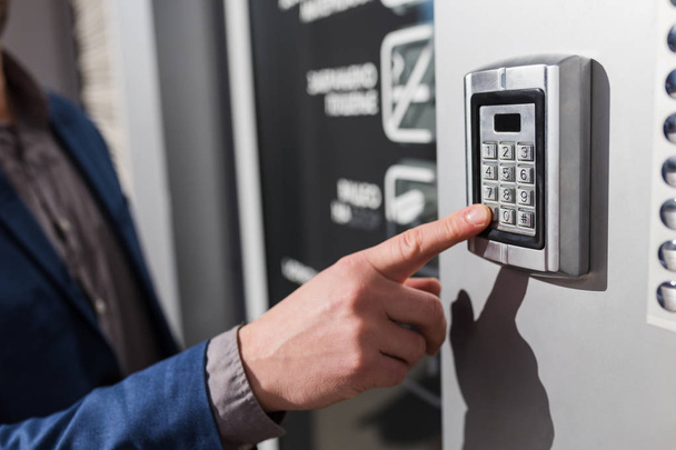 Man hand pressing the security code combination to unlock the door - Foto, immagini