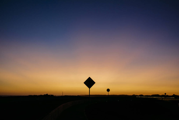 Trafik işaretleriyle renkli gün batımı - Fotoğraf, Görsel