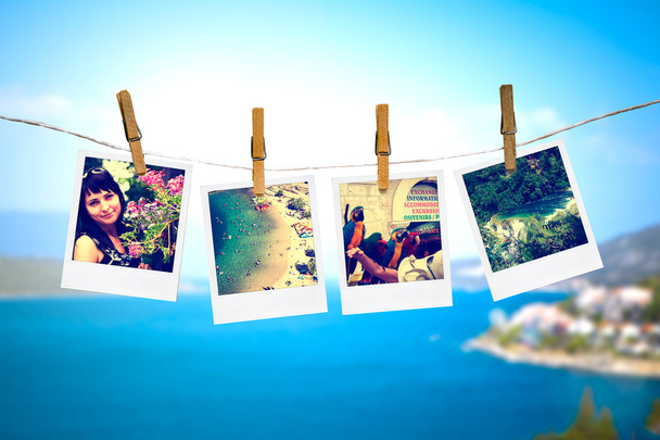Fotos vom Urlaub hängen an der Wäscheleine mit Meer - Foto, Bild