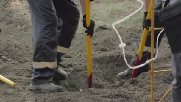 Werknemers graven grond - Video