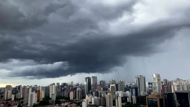 Темные и впечатляющие облака дождя. Очень сильное дождливое небо в городе Сао Паулу, Бразилия Южная Америка
.  - Кадры, видео