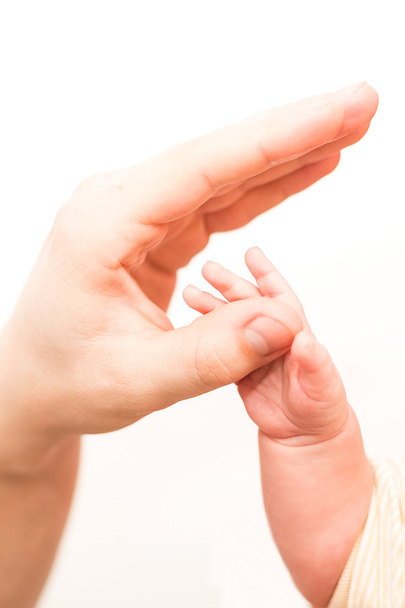Mano del bambino tenendo delicatamente il dito dell'adulto
 - Foto, immagini