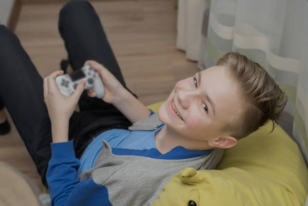 Adolescente jugando videojuegos en casa. juego juego jugar tv diversión ga
 - Foto, imagen