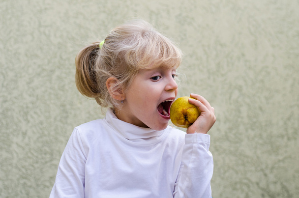 Mädchen isst eine Birne - Foto, Bild