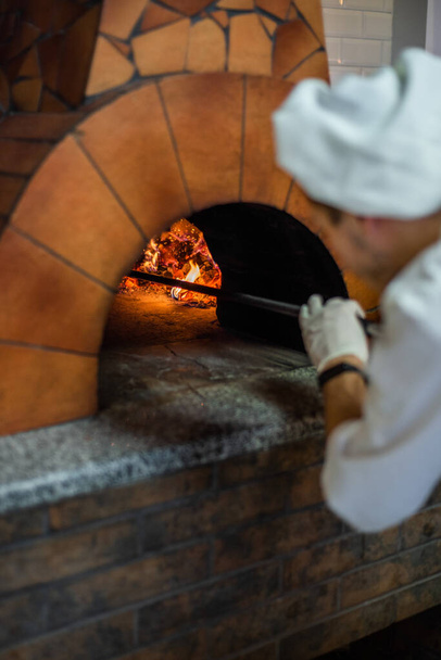Restoranda geleneksel ahşap bir fırında orijinal Napoli pizzası margherita. - Fotoğraf, Görsel