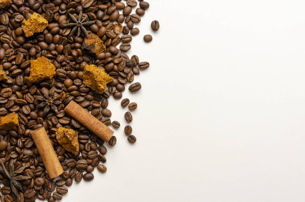 Chaga kahvia mausteella valkoisella taustalla
 - Valokuva, kuva