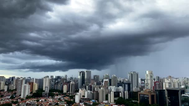 暗くてドラマチックな雨雲。サンパウロ市の非常に激しい雨の空, ブラジル南アメリカ.  - 映像、動画