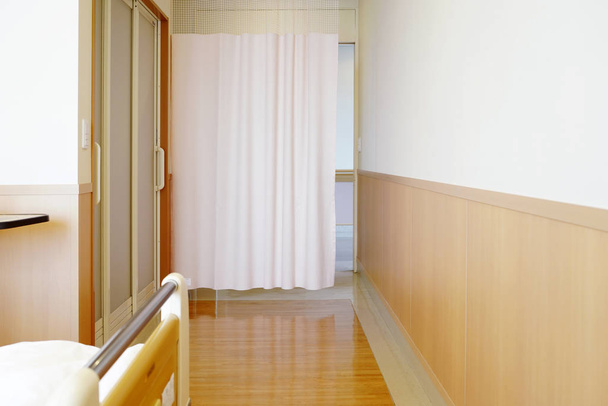 Habitación de hospital con cortina médica de privacidad en un hospital japonés
 - Foto, imagen