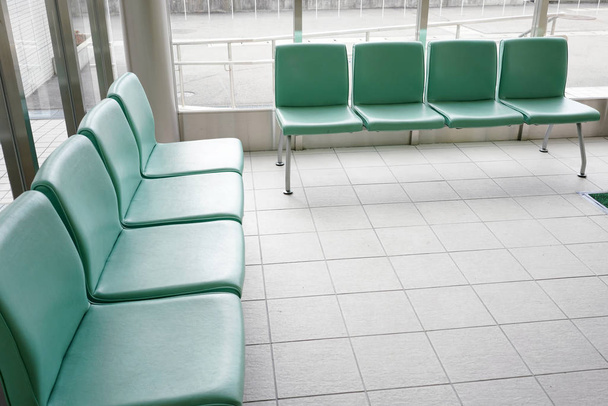 Wartezimmer im Krankenhaus mit leeren Stühlen - Foto, Bild