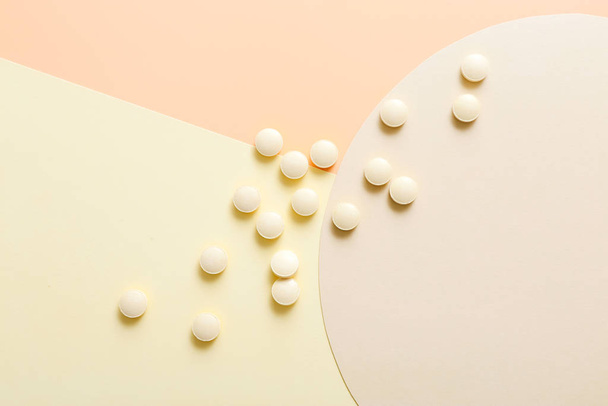 Pharma-Medizin-Pillen auf buntem Hintergrund. Zusammensetzung von oben - Foto, Bild