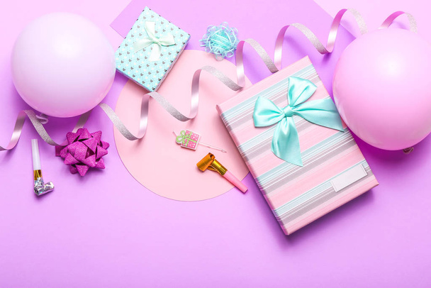 Kleurrijke viering achtergrond met verschillende partij confetti, ballonnen, geschenken, en decoratie op roze achtergrond. - Foto, afbeelding