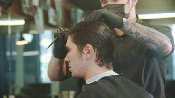 Barber putting clients hair in sections for cutting - Filmmaterial, Video