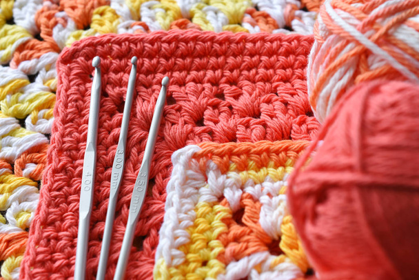 Uma imagem de close-up de toalhas de crochê caseiro com três ganchos de crochê de metal
. - Foto, Imagem