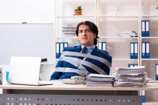 Jovem amarrado masculino empregado no escritório
 - Foto, Imagem