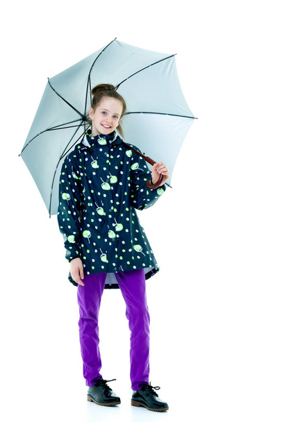 Słodka dziewczynka z parasolem. Koncepcja prognozy pogody. - Zdjęcie, obraz
