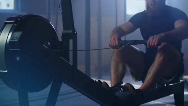 Повільний рух: спортсмен фітнесу тренує веслувальну машину тренування інтенсивної витривалості виклик сильній спортивній фізичній практиці у спортзалі мотивація здорового способу життя
 - Кадри, відео