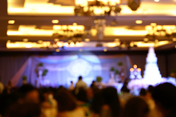 празднование свадебной церемонии в зале, на фоне размытого изображения
 - Фото, изображение