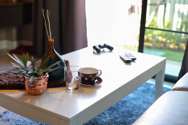 kleine vaas op tafel ingericht interieur binnen woonkamer - Foto, afbeelding